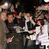 Daniel Craig saluda a los fans en la premiere en Madrid de 'Los hombres que no amaban a las mujeres'