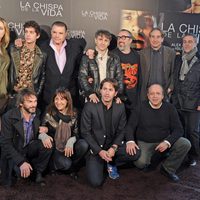 El equipo de 'La chispa de la vida' junto a Álex de la Iglesia, en la rueda de prensa en Madrid