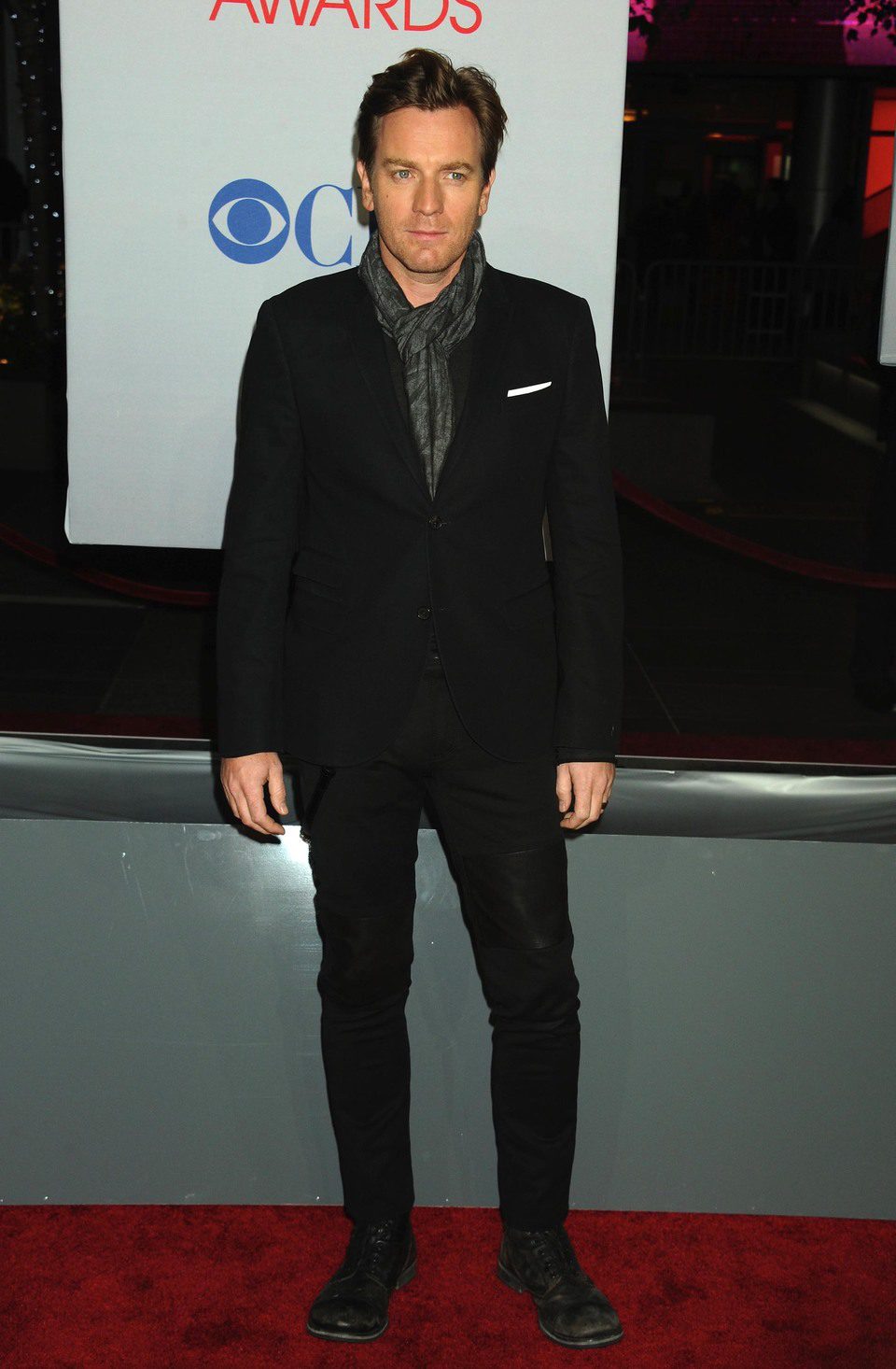 Ewan McGregor posa en la entrada de los People Choice Awards 2012