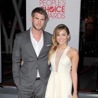 Liam Hemsworth y Miley Cyrus en la alfombra roja de los People Choice Awards 2012