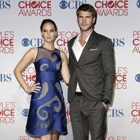 Jennifer Lawrence y Liam Hemsworth en la alfombra roja de los People Choice Awards 2012