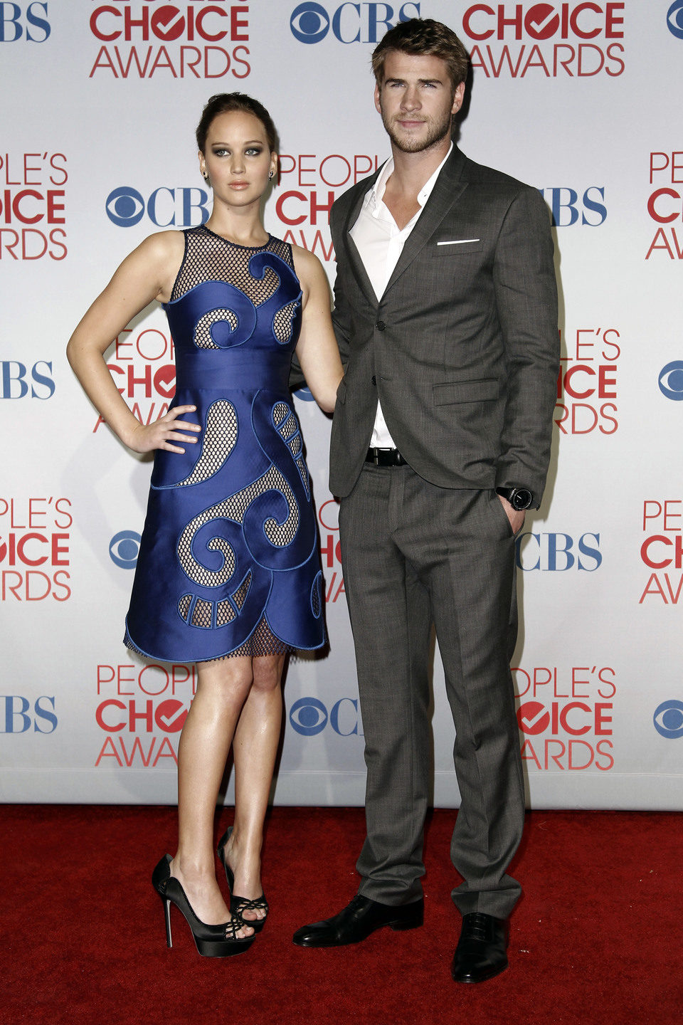 Jennifer Lawrence y Liam Hemsworth en la alfombra roja de los People Choice Awards 2012