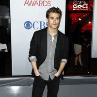 Paul Wesley en la entrada de los People Choice Awards 2012