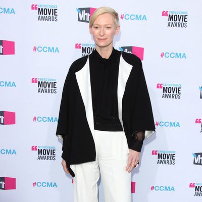 Tilda Swinton posa en la entrada de los Critics' Choice Awards 2012