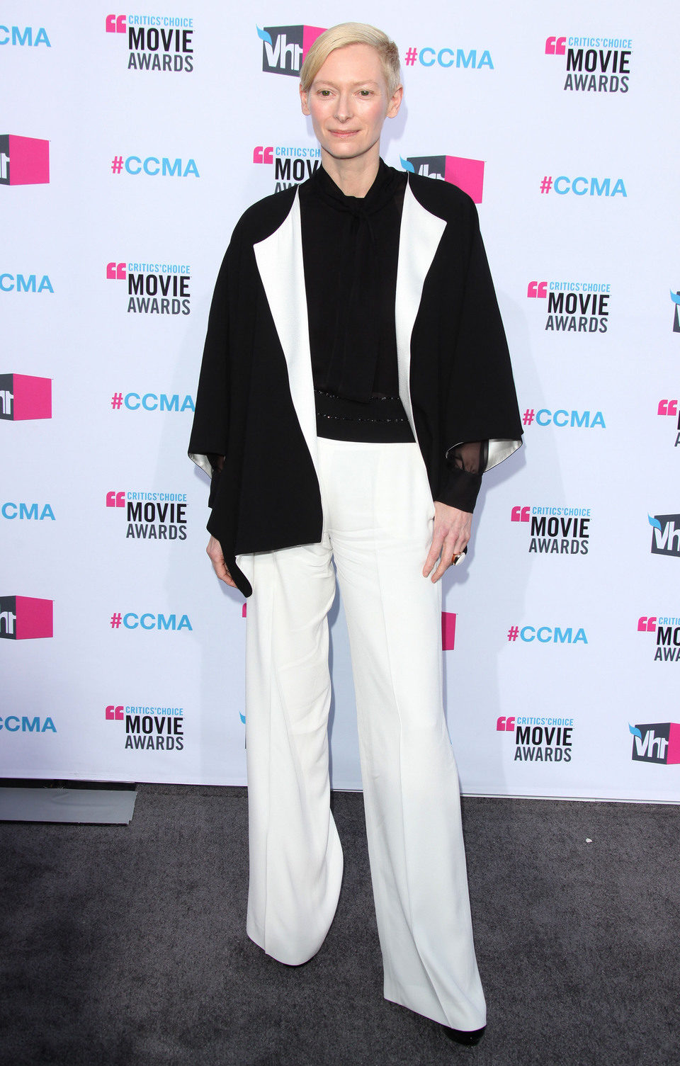 Tilda Swinton posa en la entrada de los Critics' Choice Awards 2012