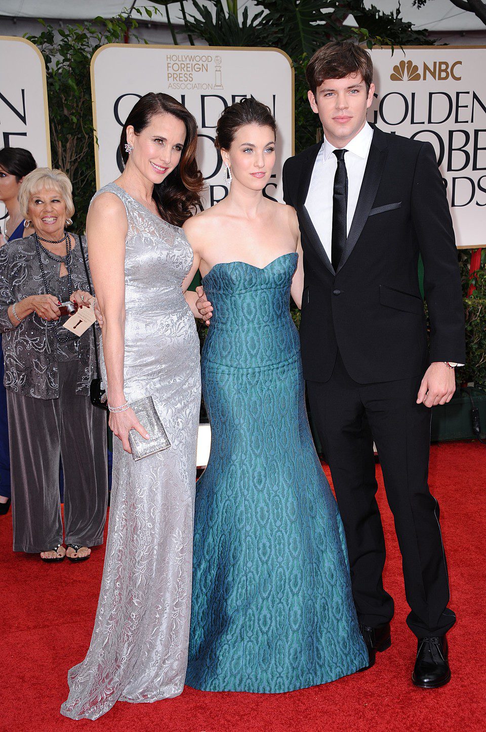 Andie MacDowell, Rainey Qualley y Richard Kohnke en la alfombra roja de los Globos de Oro 2012