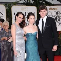 Andie MacDowell, Rainey Qualley y Richard Kohnke en la alfombra roja de los Globos de Oro 2012