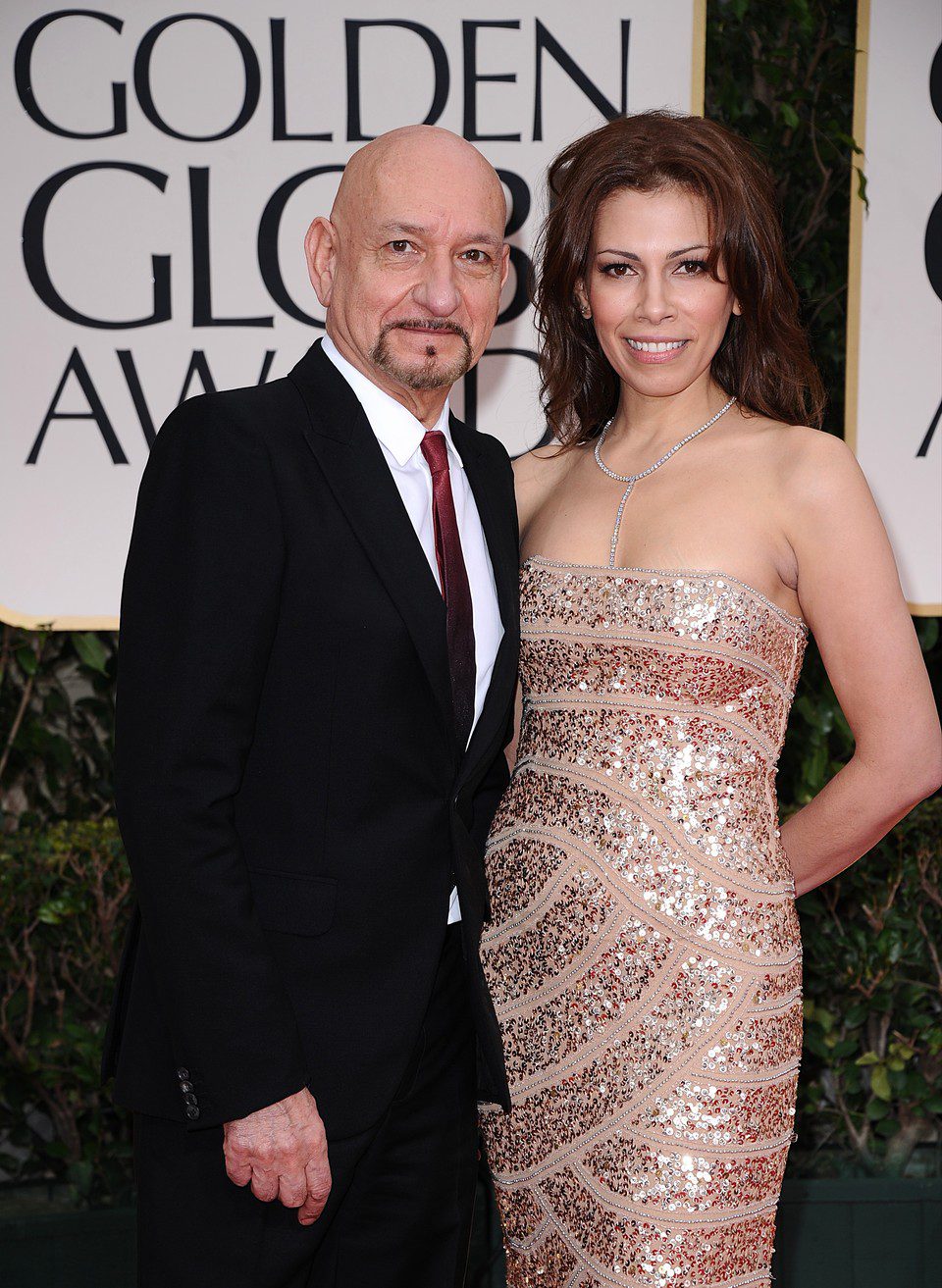 Ben Kingsley y Daniela Lavender en la alfombra roja de los Globos de Oro 2012