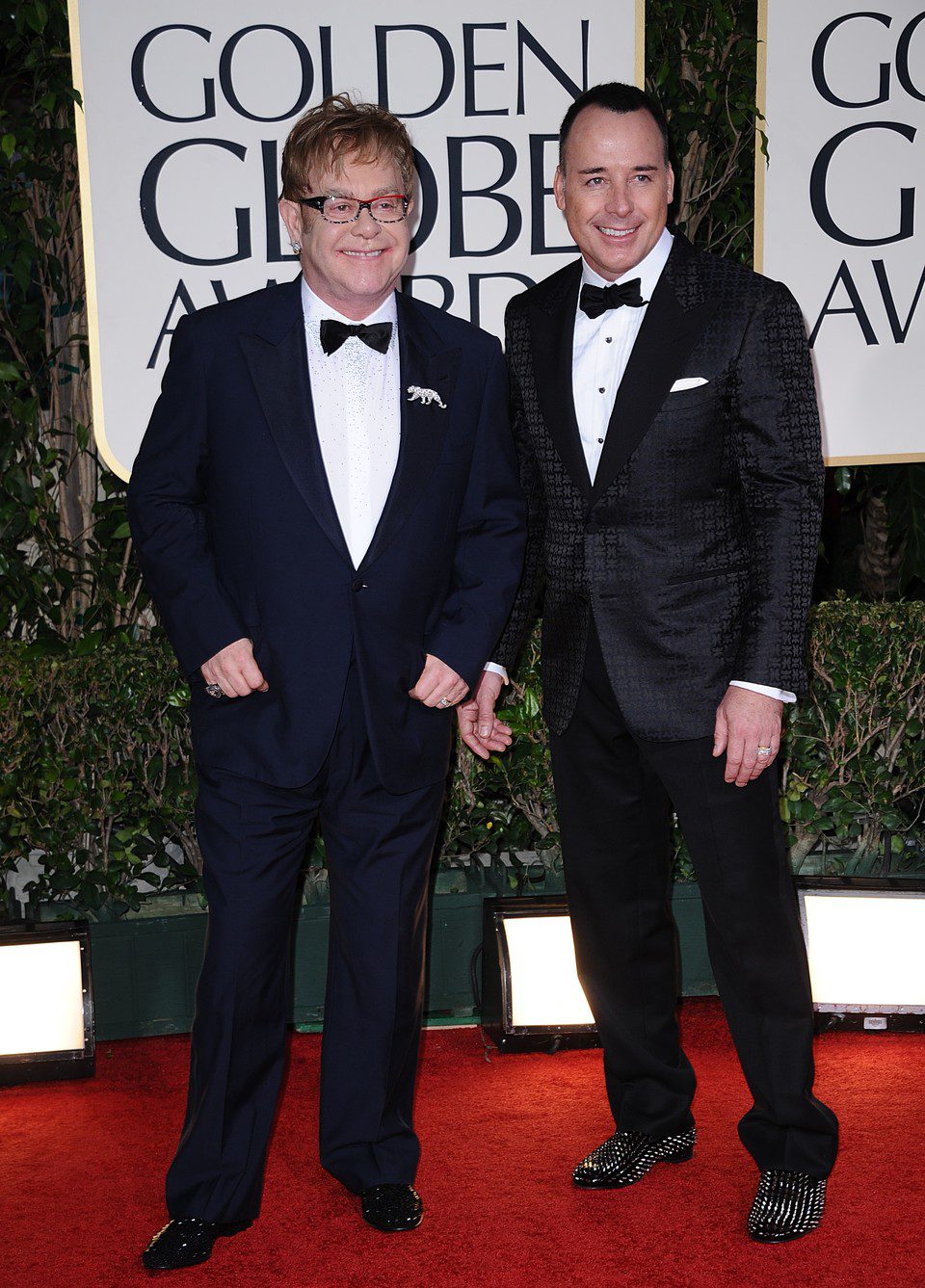 Elton John y David Furnish en la entrada de los Globos de Oro 2012