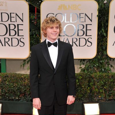 Evan Peters posa en el photocall de los Globos de Oro 2012