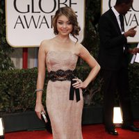 Sarah Hyland en la alfombra roja de los Globos de Oro 2012