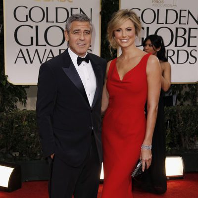 George Clooney y su pareja posan juntos en los Globos de Oro 2012