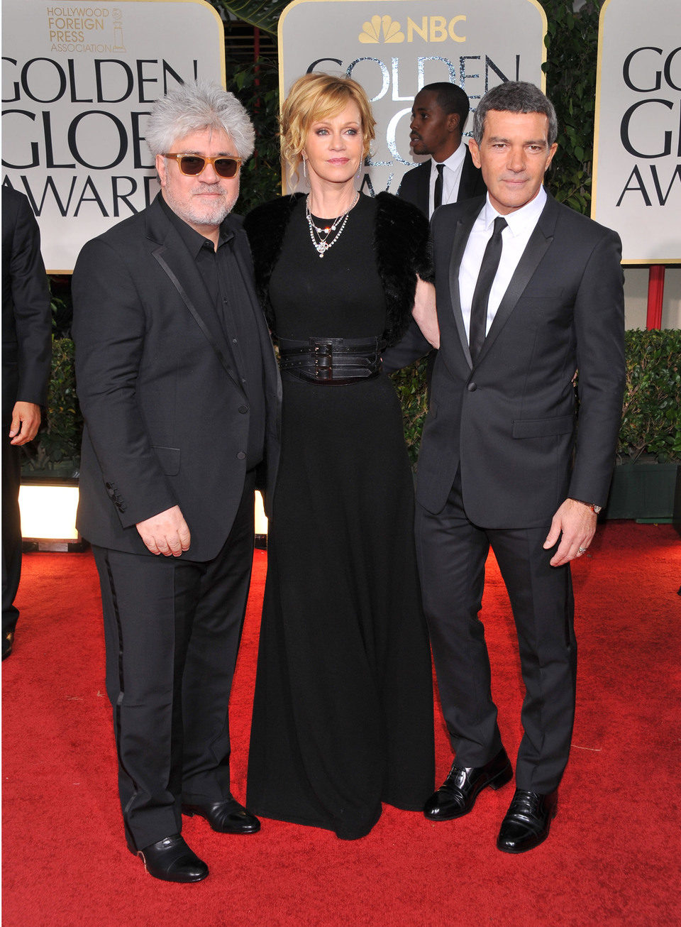 Pedro Almodóvar, Melanie Griffith y Antonio Banderas posan en la alfombra roja de los Globos de Oro 2012