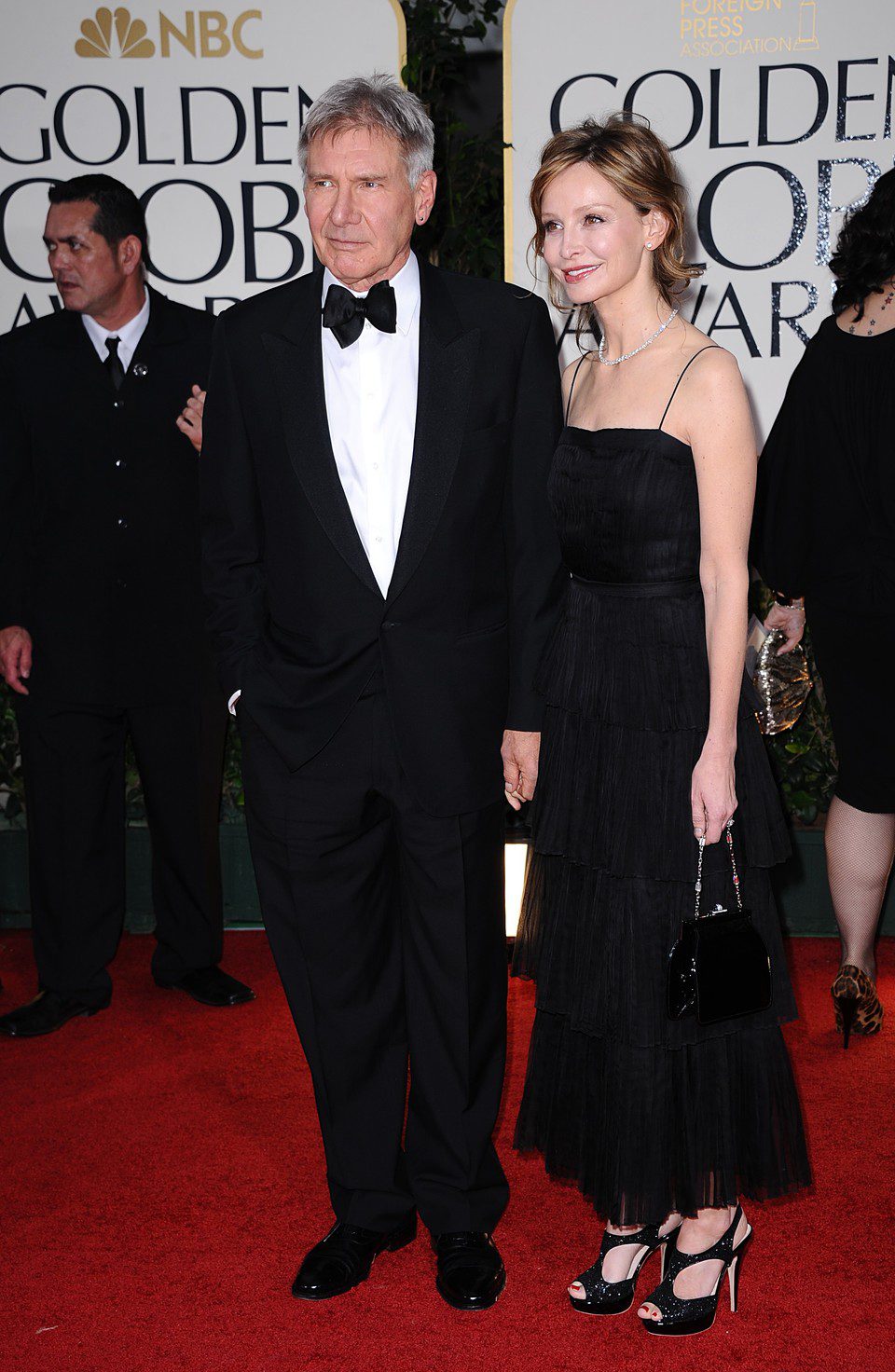 Harrison Ford y Calista Flockhart en la entrada de los Globos de Oro 2012