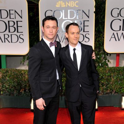 Joseph Gordon Levitt y Will Reiser posan en los Globos de Oro 2012