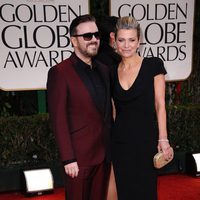 Ricky Gervais y Jane Fallon en la entrada de los Globos de Oro 2012