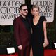 Ricky Gervais y Jane Fallon en la entrada de los Globos de Oro 2012