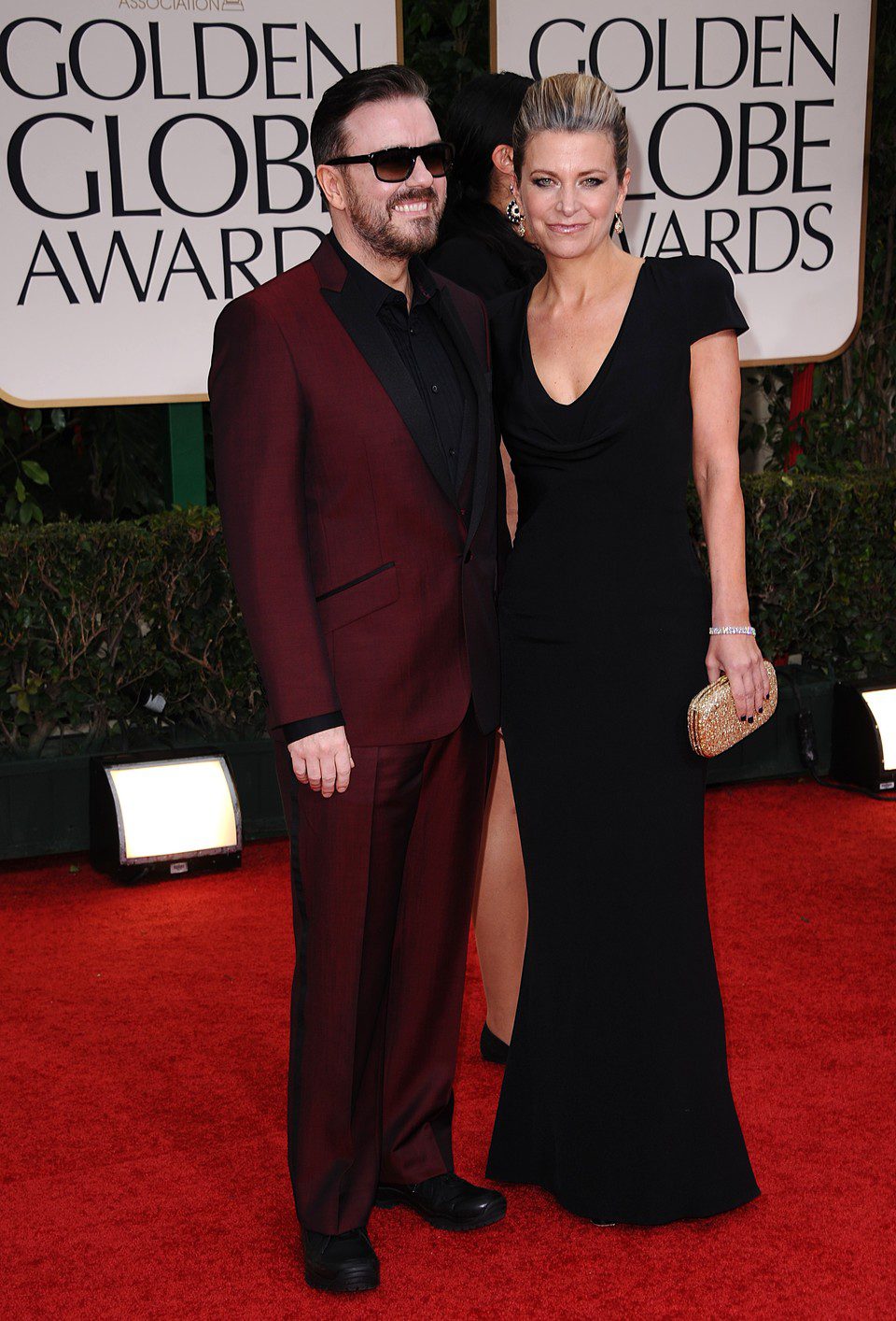 Ricky Gervais y Jane Fallon en la entrada de los Globos de Oro 2012