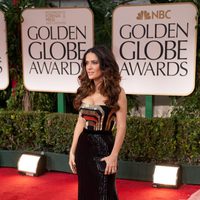 Salma Hayek posa en la alfombra roja de los Globos de Oro 2012