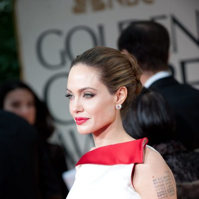 Angelina Jolie posa para los medios en los Globos de Oro 2012