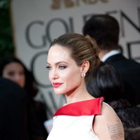 Angelina Jolie posa para los medios en los Globos de Oro 2012