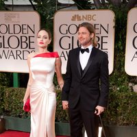 Angelina Jolie y Brad Pitt posan juntos en los Globos de Oro 2012