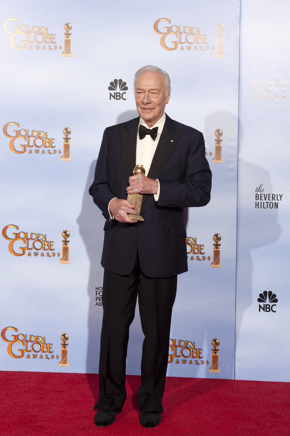 Christopher Plummer posa con su Globo de Oro a Mejor actor de reparto