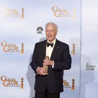 Christopher Plummer posa con su Globo de Oro a Mejor actor de reparto