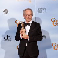 Steven Spielberg posa con el Globo de Oro de 'Las aventuras de Tintín: El secreto del Unicornio'