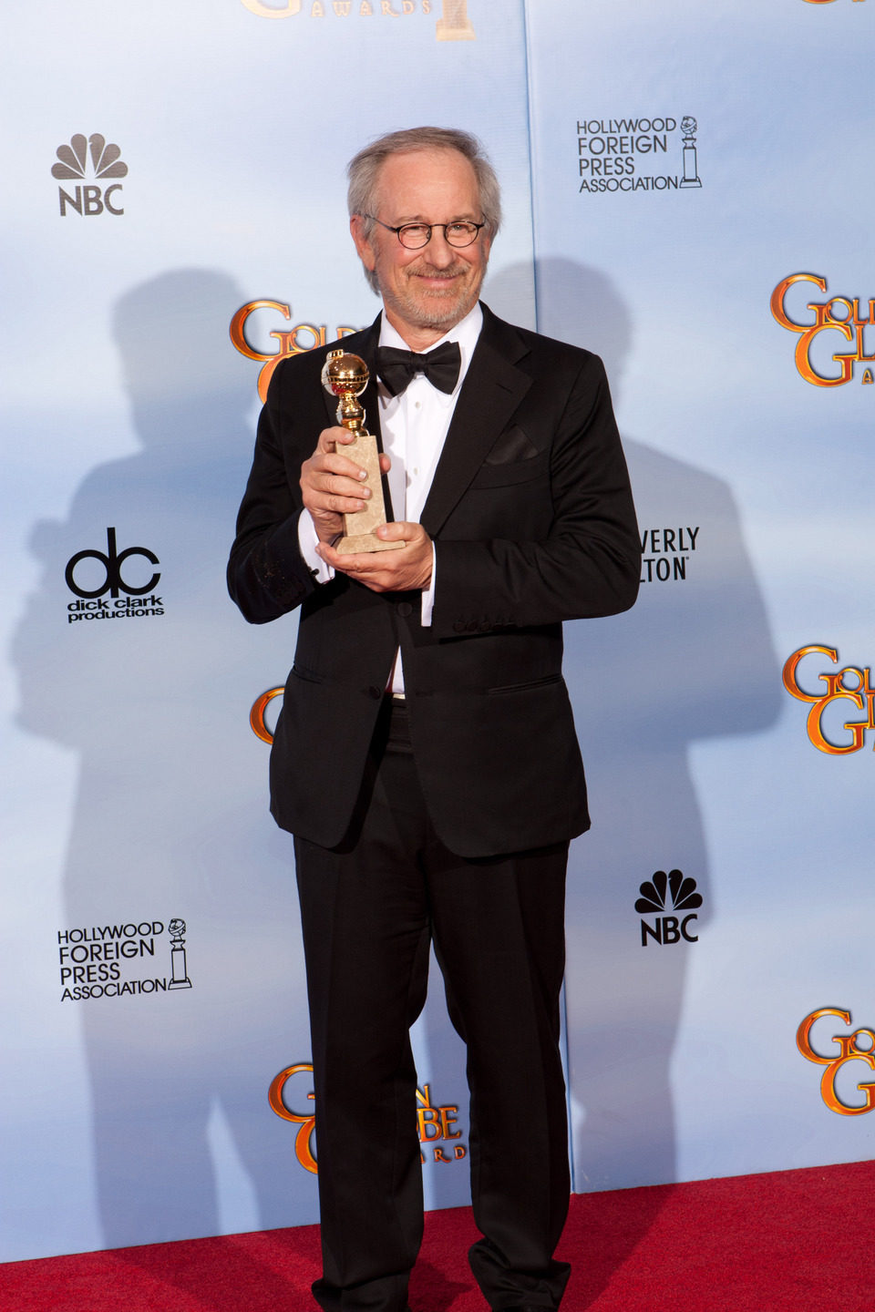 Steven Spielberg posa con el Globo de Oro de 'Las aventuras de Tintín: El secreto del Unicornio'