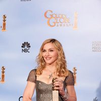 Madonna posa con su Globo de Oro a Mejor canción