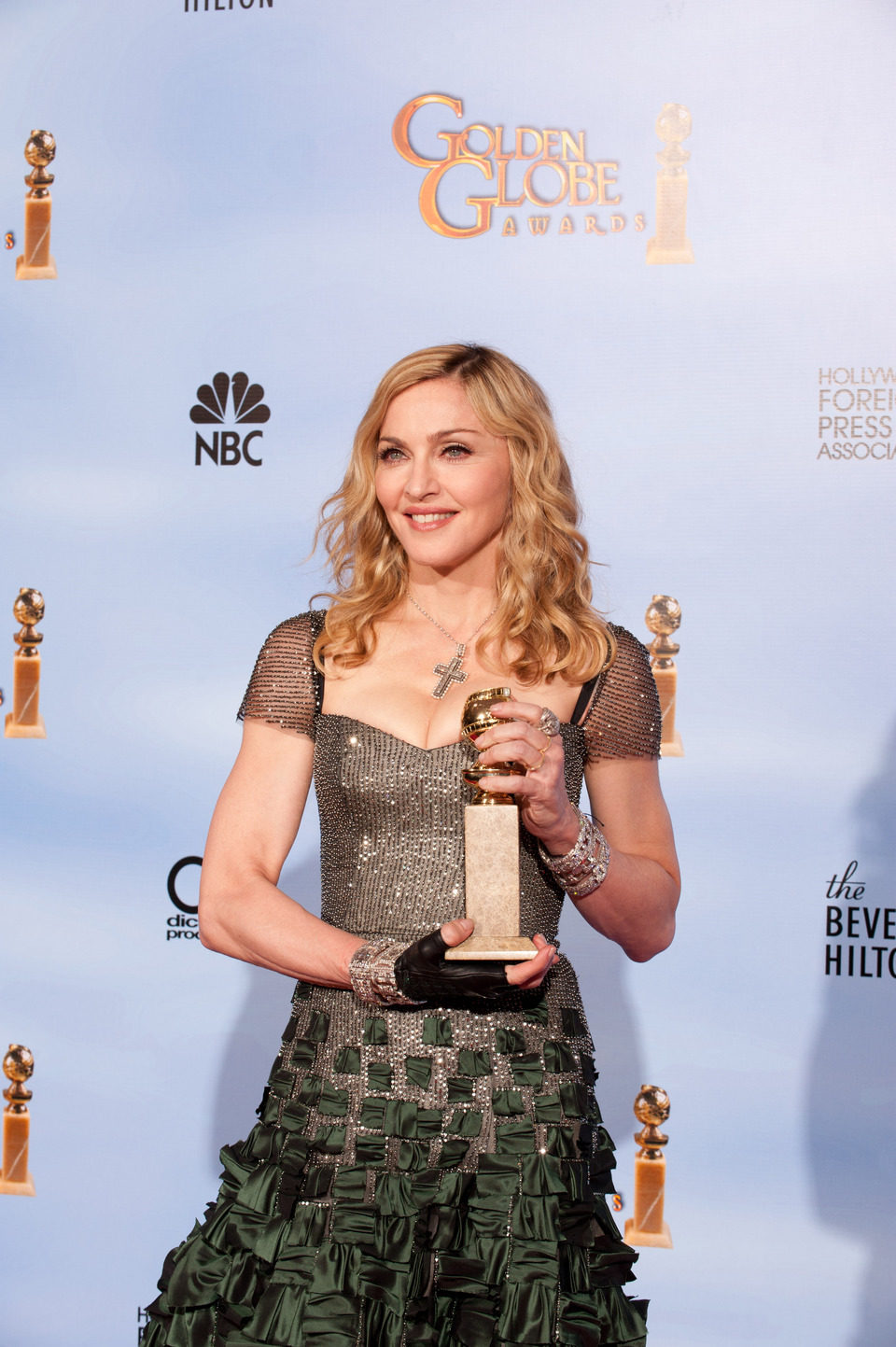 Madonna posa con su Globo de Oro a Mejor canción