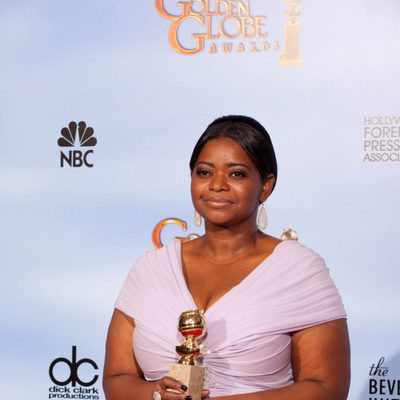 Octavia Spencer posa con su Globo de Oro a Mejor actriz de reparto