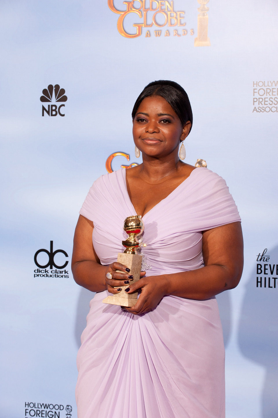 Octavia Spencer posa con su Globo de Oro a Mejor actriz de reparto