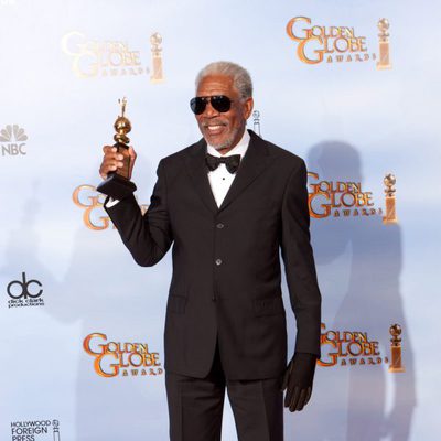 Morgan Freeman posa con el Globo de Oro honorífico