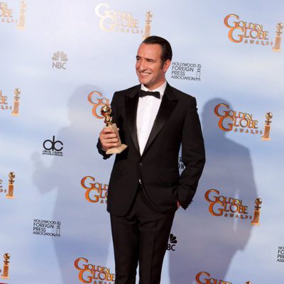 Jean Dujardin posa con su Globo de Oro a Mejor actor de comedia