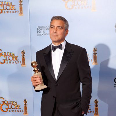 George Clooney posa con su Globo de Oro a Mejor actor de drama