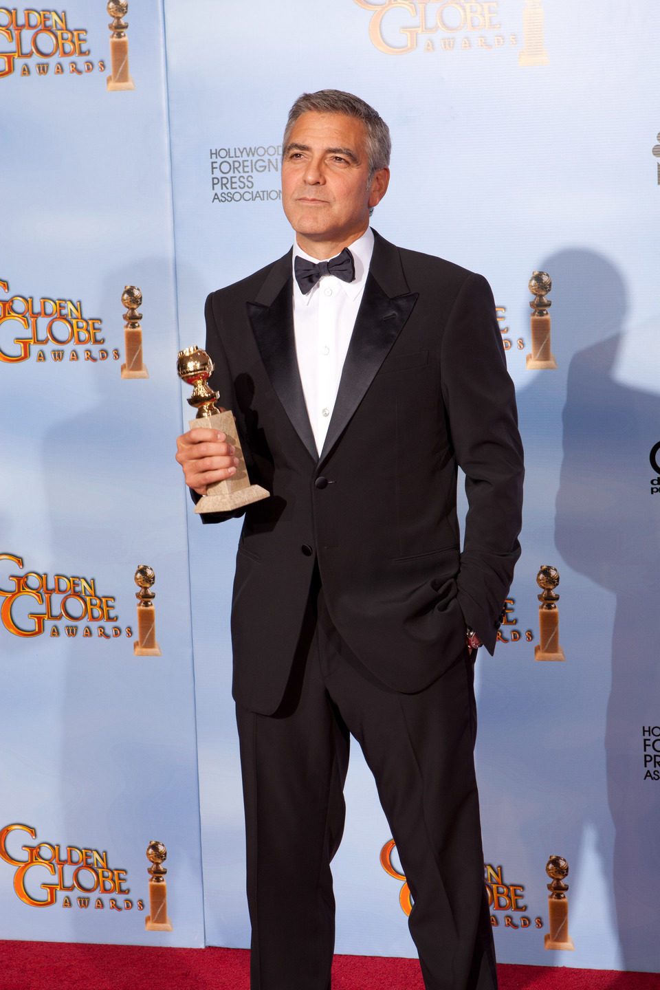 George Clooney posa con su Globo de Oro a Mejor actor de drama