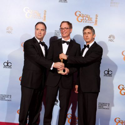 El equipo de 'Los descendientes' posan con su Globo de Oro a Mejor película de drama