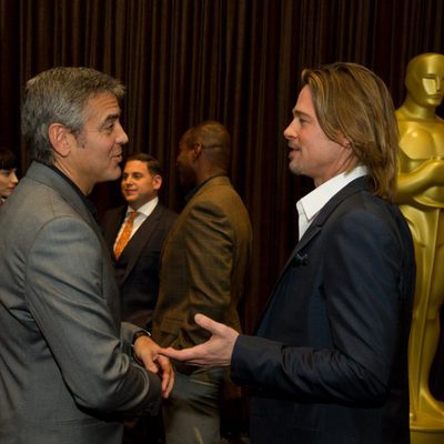 George Clooney y Brad Pitt conversan en la comida de los nominados a los Oscar 2012