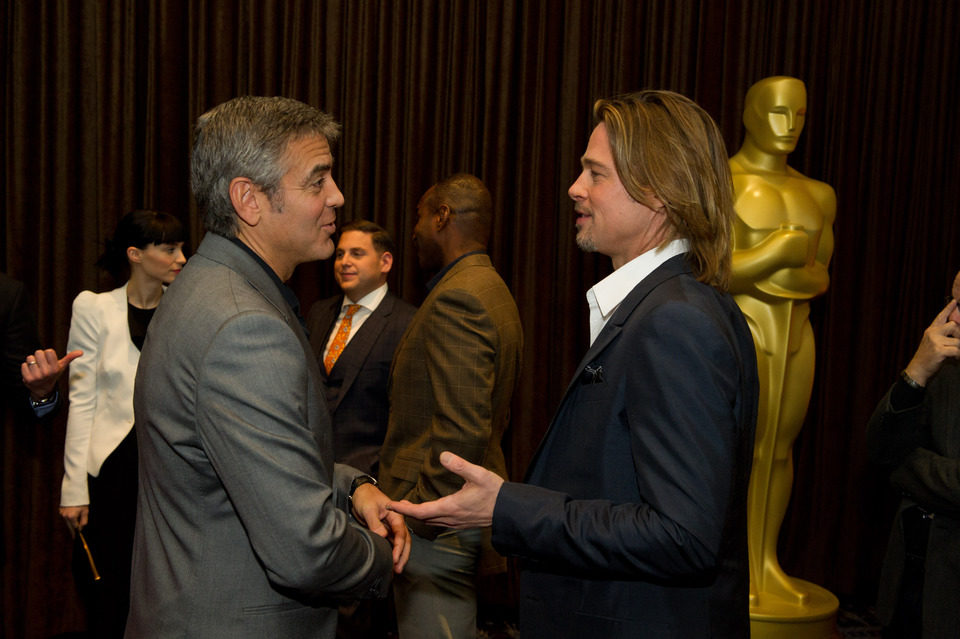 George Clooney y Brad Pitt conversan en la comida de los nominados a los Oscar 2012