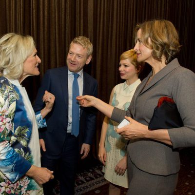 Glenn Close, Kenneth Brannagh y Michelle Williams charlan en la comida de los nominados a los Oscar 2012