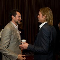 Demian Bichir y Brad Pitt se saludan en la comida de nominados de los Oscar 2012