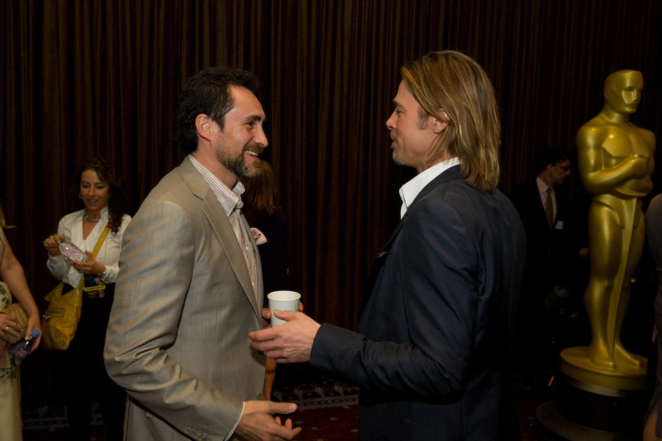 Demian Bichir y Brad Pitt se saludan en la comida de nominados de los Oscar 2012