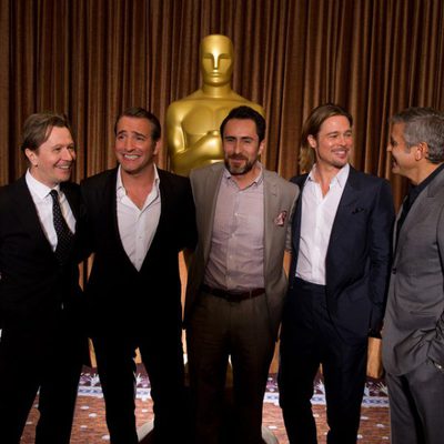 Gary Oldman, Jean Dujardin, Demian Bichir, Brad Pitt y George Clooney posan juntos en la comida de nominados