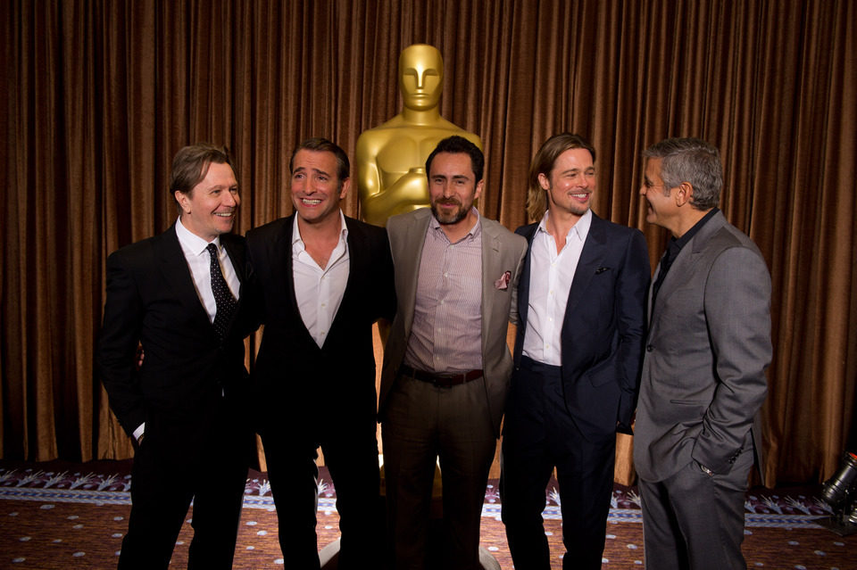 Gary Oldman, Jean Dujardin, Demian Bichir, Brad Pitt y George Clooney posan juntos en la comida de nominados