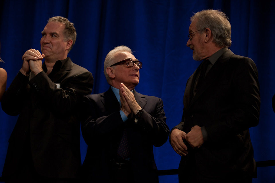 Martin Scorsese conversa con Steven Spielberg en la foto grupal de nominados de los Oscar 2012