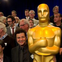 Ludovic Bource posa con el Oscar gigante de la comida de nominados