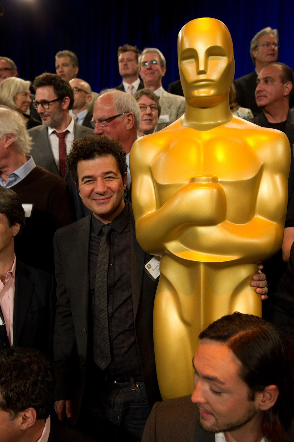 Ludovic Bource posa con el Oscar gigante de la comida de nominados