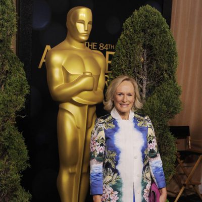 Glenn Close posa junto al Oscar gigante de la comida de nominados